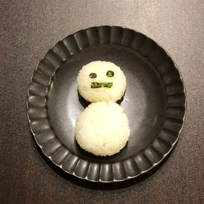 入試から帰ってきてすぐお腹が空いたと言う息子に雪だるまおにぎりを(o´艸`)
無反応だったけど作るのは楽しかったです♪